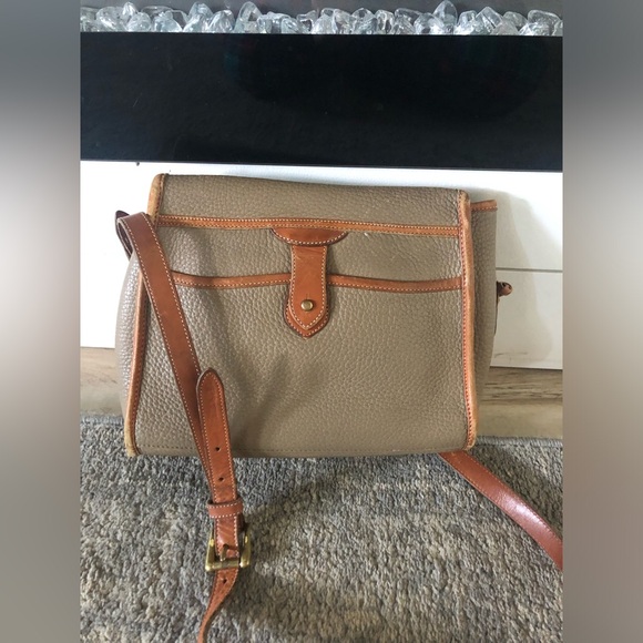 ✨BEAUTIFUL✨ Dooney and Bourke crossbody - Picture 3 of 10
